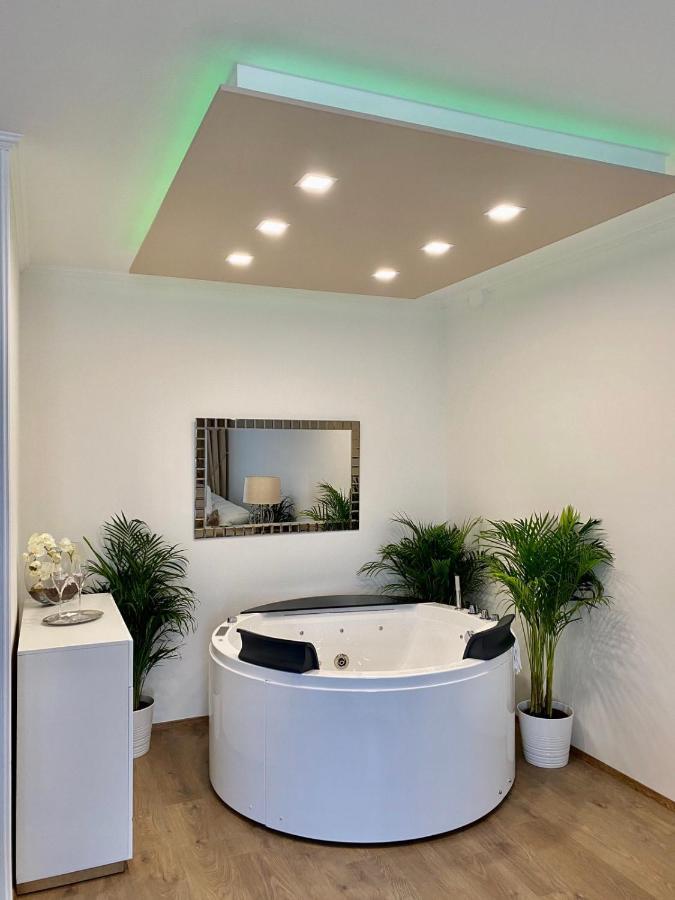 Die Oase - Luxurious Apartment Near The City Center With Free Parking براتسيلافا المظهر الخارجي الصورة
